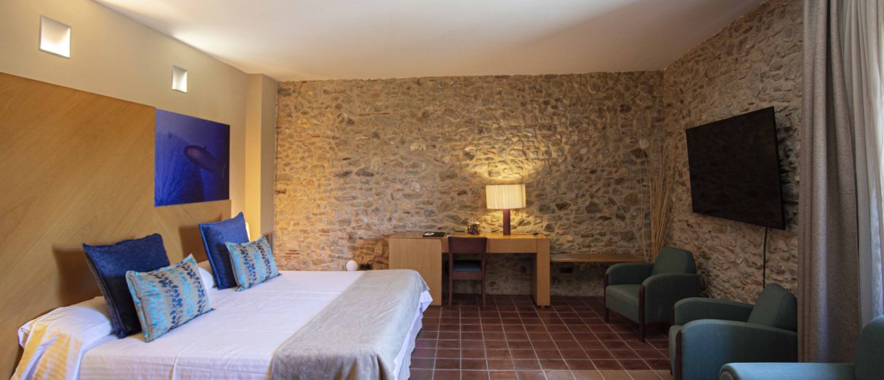 Rooms inside the farmhouse - Hotel Arcs de Monells